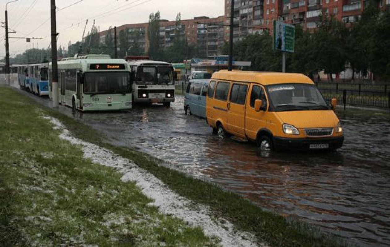 Вряд ли в планы многочисленных водителей входил заплыв по дороге и последующий ремонт двигателя, в который попала вода