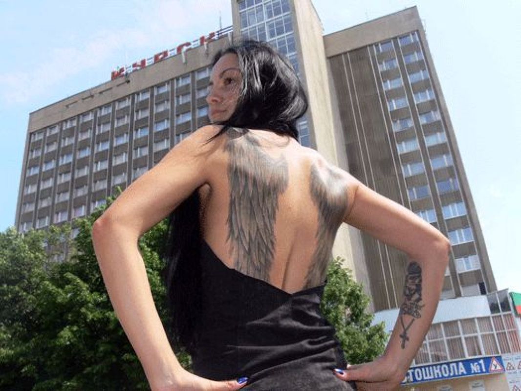 Молодой человек каждый раз отговаривает нашу героиню от новой татуировки