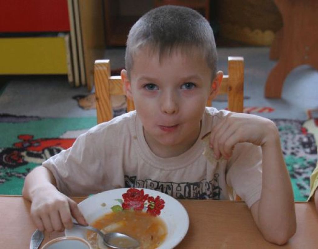 Может быть, мелкие поставщики справятся с питанием 
детей лучше