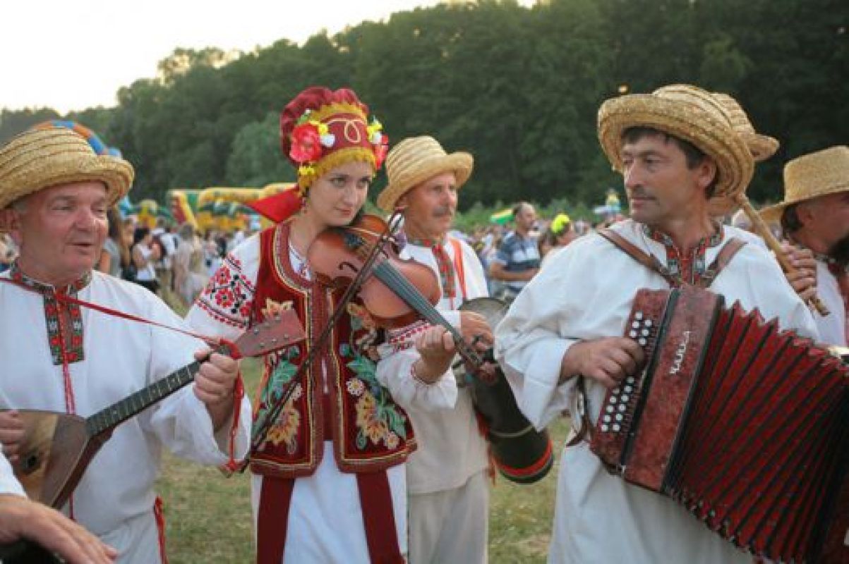 Считается, что весёлые песни в этот день прогоняют всякую нечисть