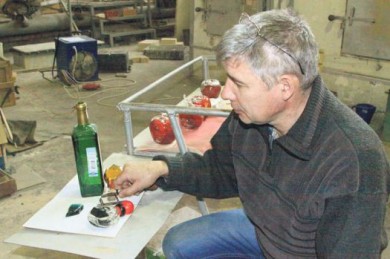 Пристрастился к бутылке