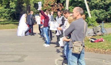 Оппозиционеры агитировали против Путина молодожёнов