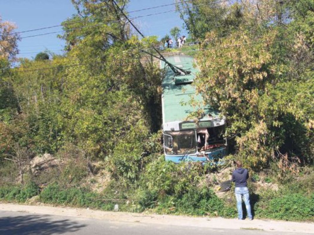 В момент аварии в салоне троллейбуса находились около десяти человек и водитель