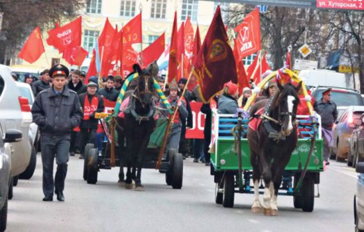 В авангарде ехали конные, правда, уже не столь бравые, как в былые времена