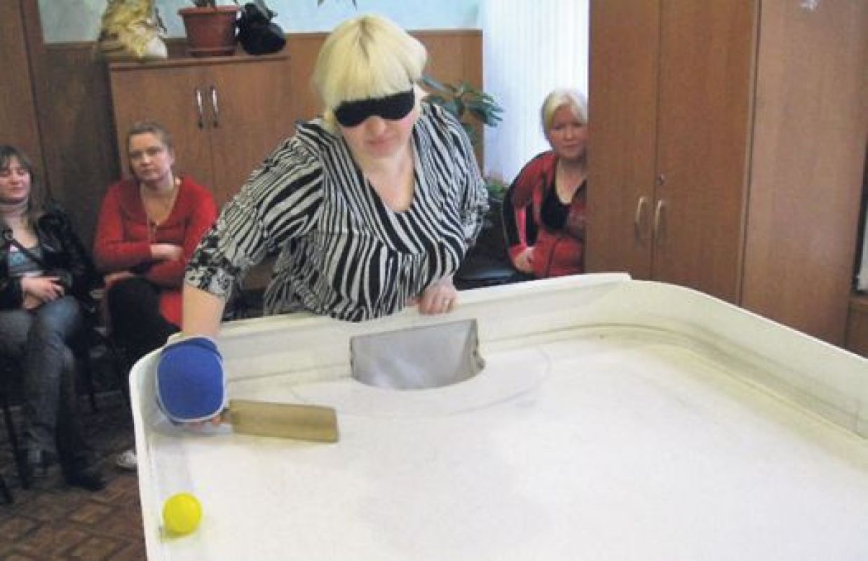 Даже полностью невидящие участники играют с повязками на глазах