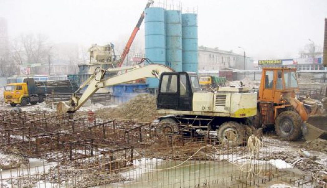 Губернатор потребовал остановить строительство ТЦ в районе Северного рынка