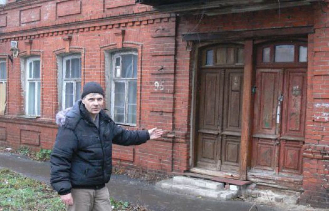 В очереди на квартиру перед Виктором всего два человека, но, когда он получит квартиру, сказать никто не может