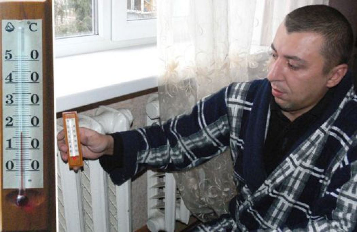 Температура в комнате редко поднимается выше 15 градусов, хотя по нормативам должно быть 18