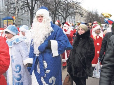 Деды Морозы едва не замёрзли на параде…