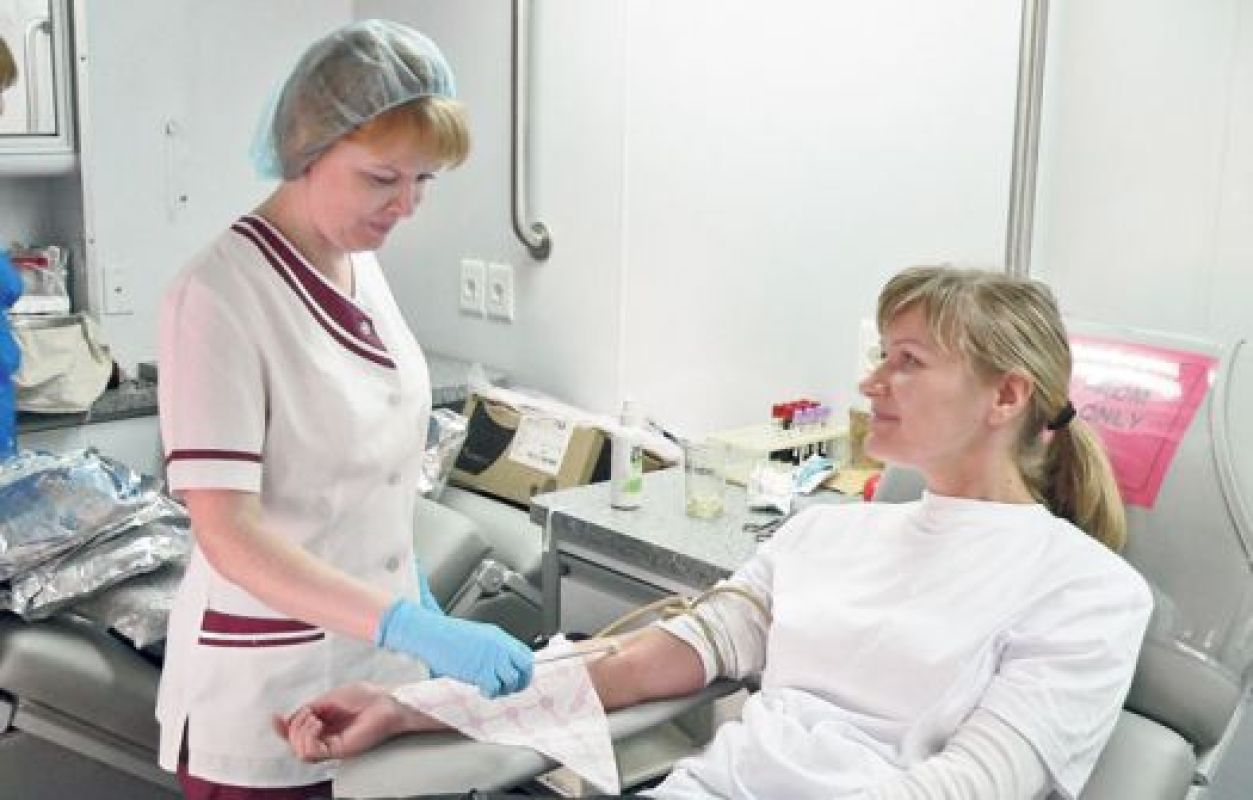 По словам медиков, большинство людей сдают кровь не ради денег