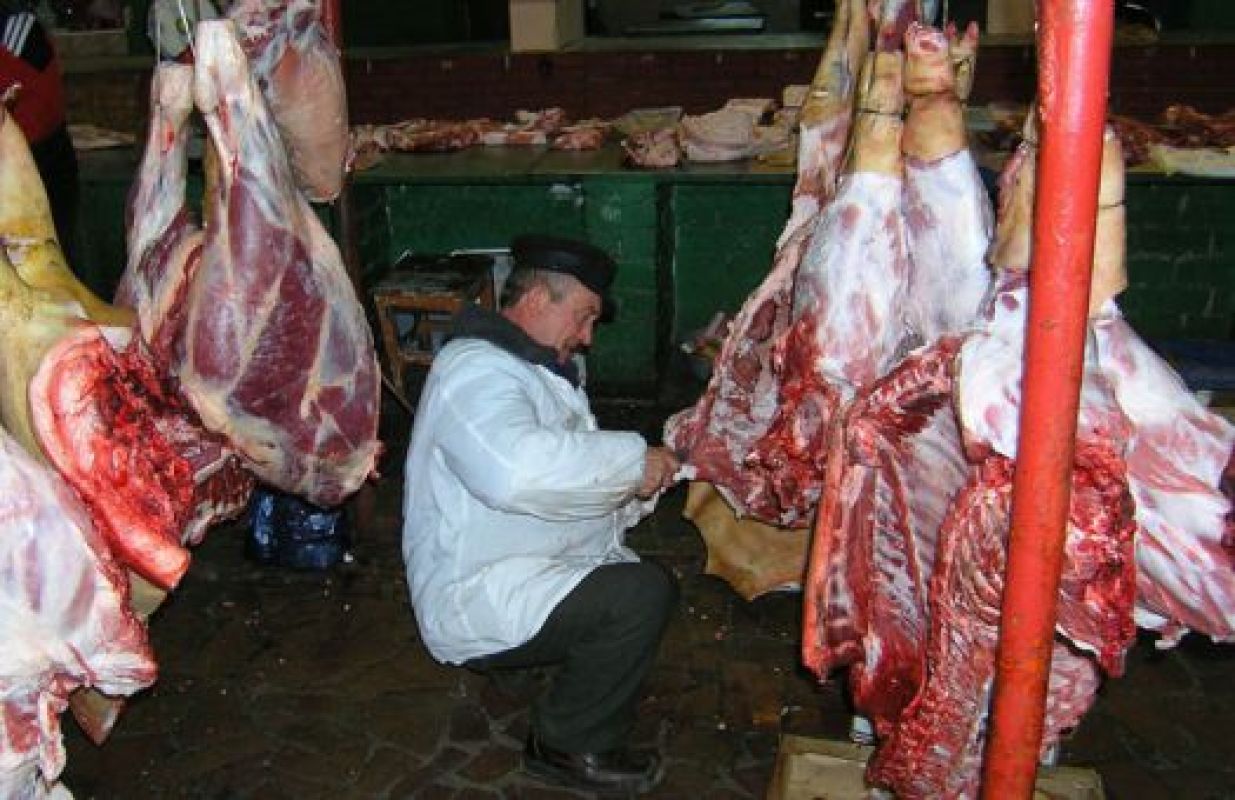 На рынках каждую тушу проверяет эксперт и ставит на неё клеймо