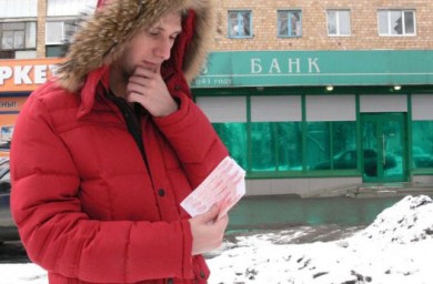 В заначках по углам!