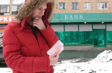 В заначках по углам!