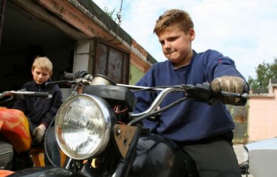 Водителей скутеров заставят получить права