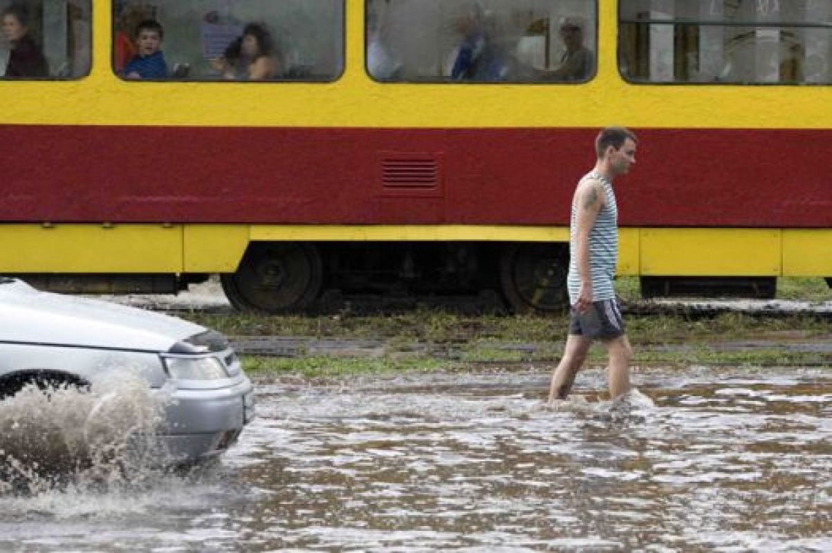 Летом 2011 года Парковая и окрестности больше напоминали район Стрелецкой во время паводка