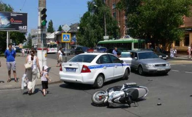 В центре Курска скутерист протаранил легковушку и сбежал