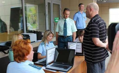 Курские судебные приставы вместе с ГИБДД проводят рейд против неплательщиков