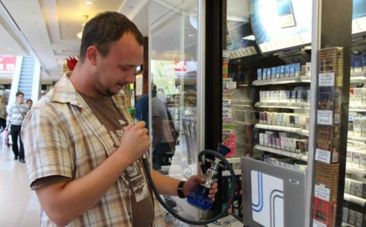 Тем временем местные депутаты предлагают запретить и продажу веселящего газа