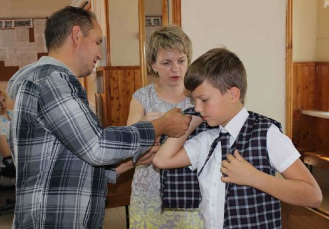 Кроме того, школьникам запретят носить эмблемы неформальных молодёжных объединений