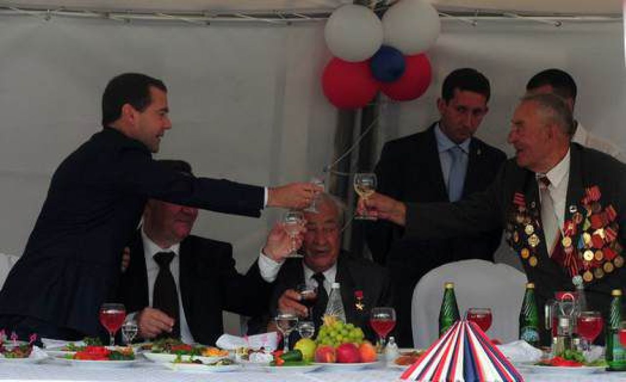 В Курске Дмитрий Медведев выпил с ветеранами Курской битвы