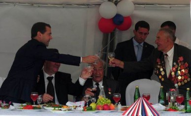 В Курске Дмитрий Медведев выпил с ветеранами Курской битвы