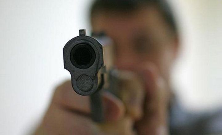 приснилось что стрелял в человека. стрелять во сне из ружья. к чему снится выстрел в меня. мужчина стреляет из пистолета. стрельба.