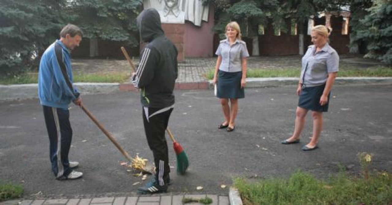 Убирать мусор на свободе лучше, чем отдыхать за решёткой