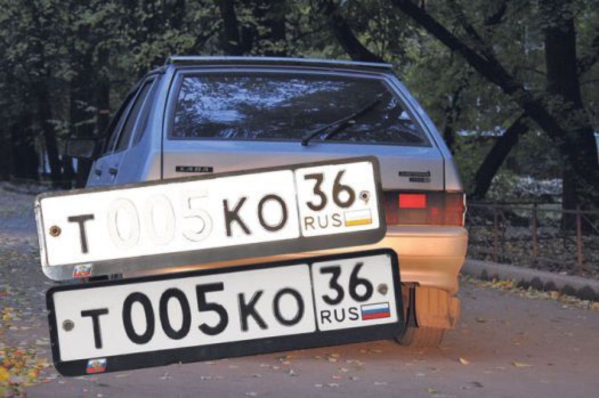 Номера, обклеенные плёнкой-невидимкой, 
легко распознать, посветив на них фарами. 
И сотрудникам ГИБДД это хорошо известно...