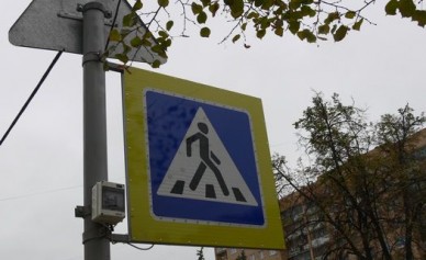 В Курской области дорожники активно взялись за установку мигающих знаков на пеше...