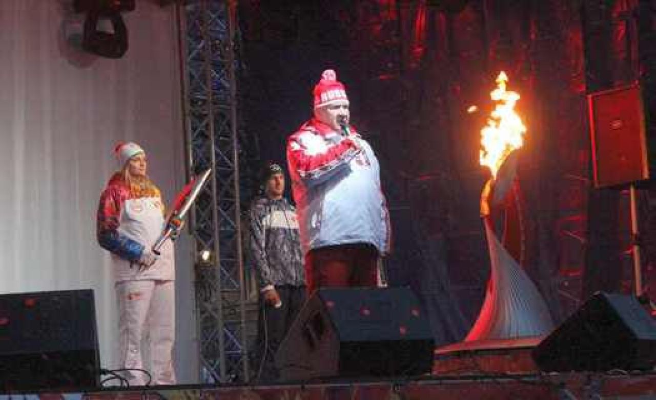 Губернатор Александр Михайлов поздравляет курян