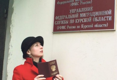 Родные украинцев выстроились в очередь за загранпаспортами