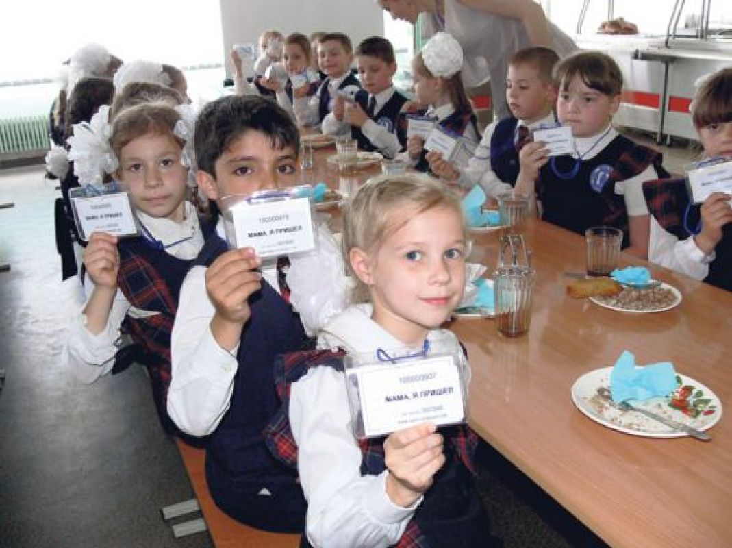 Малышам именные карточки явно по душе, а вот старшеклассники вряд ли будут рады тому, 
что прогулять уроки не удастся