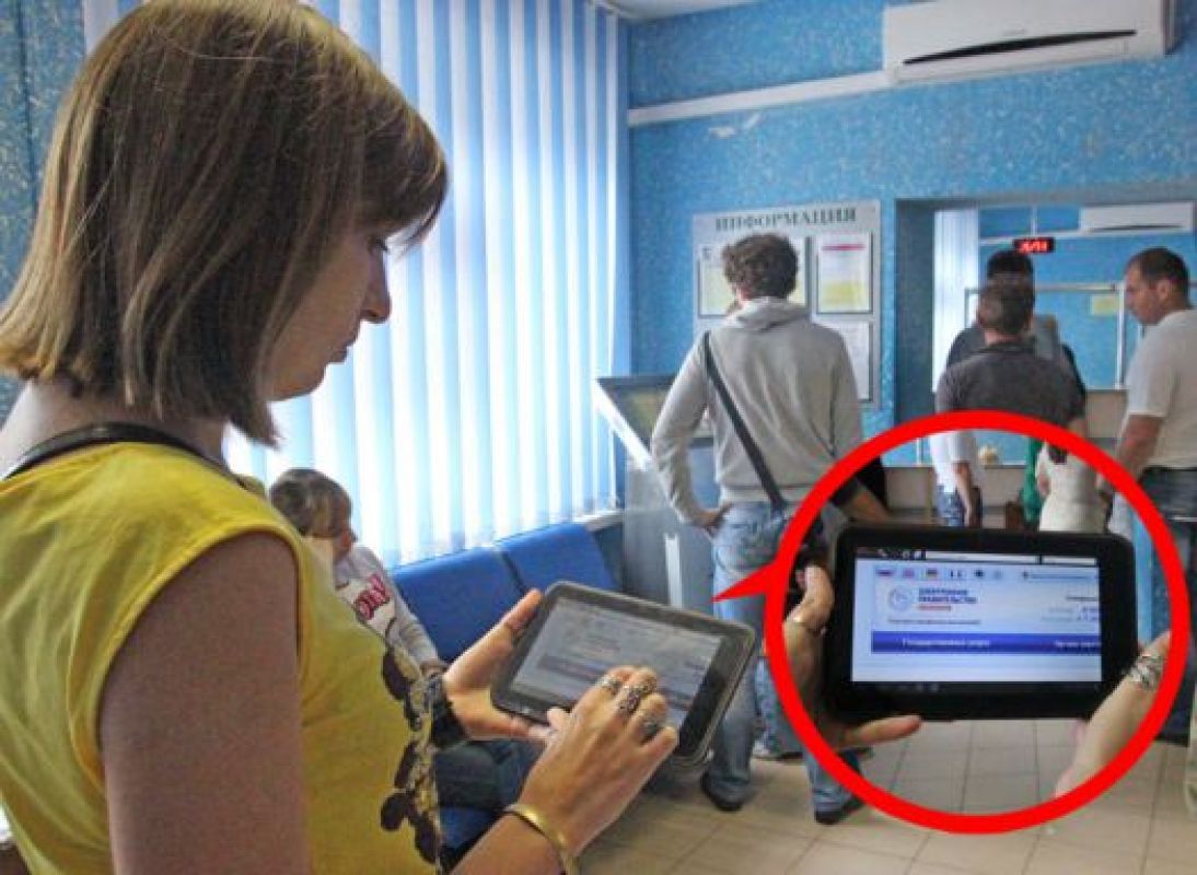 Услуги становятся электронными, но очереди за ними по-прежнему остаются настоящими