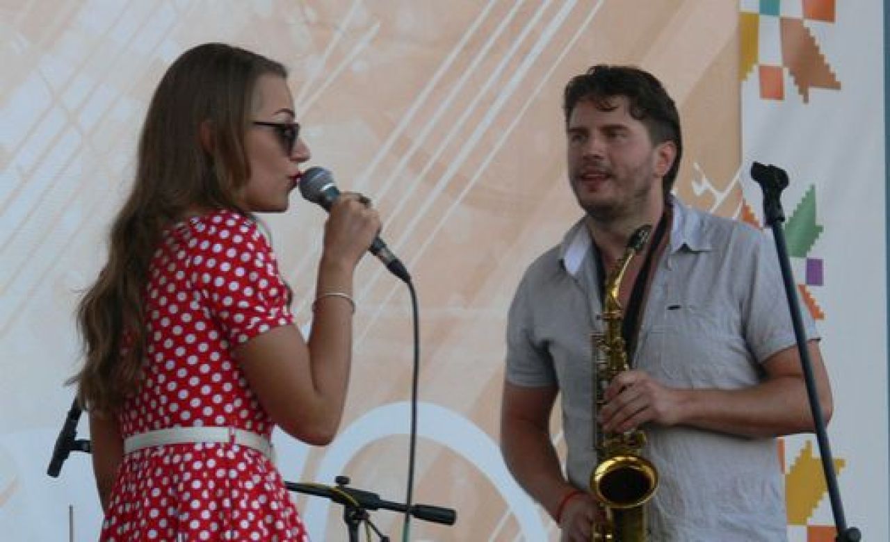 В Курске на Театральной площади выступила звезда "Голоса"