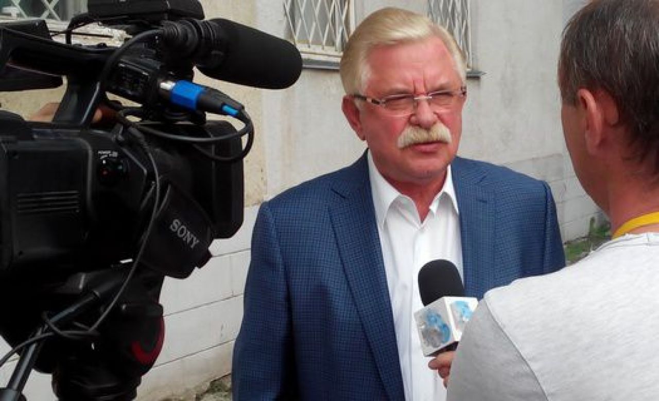 Первые грозные заявления Александр Руцкой сделал сразу по окончании заседания избиркома