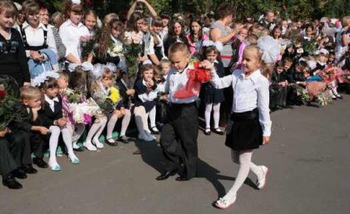 Сегодня 11 879 юных курян в первый раз сели за парты