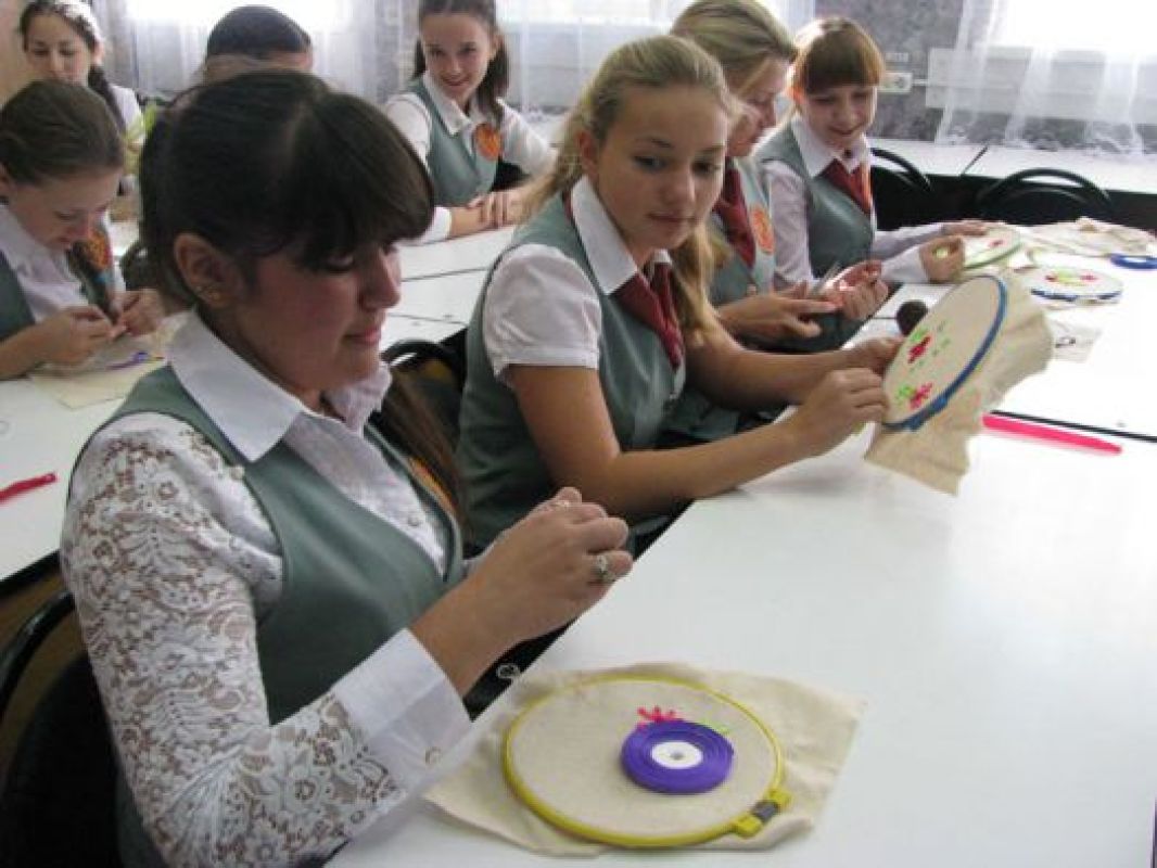 У этих девчонок ещё в школе начинается самая настоящая женская работа