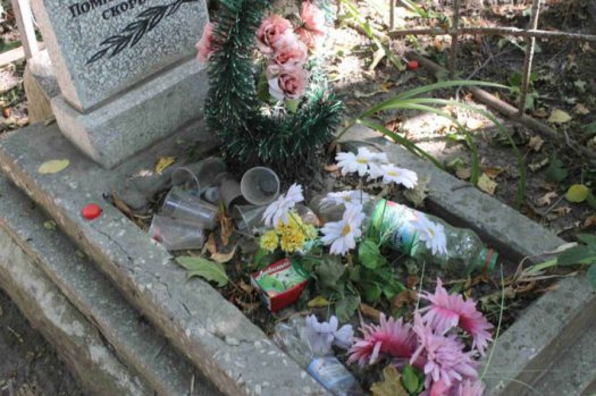 Очистка кладбища от мусора стоит два миллиона рублей