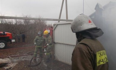 Курские спасатели вывели из горящего дома женщину