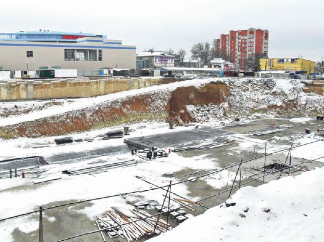 Предприниматели боятся, что рано или поздно торговый центр просто «задавит» рынок с обеих сторон и его не станет