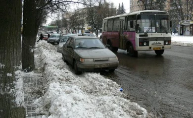 В Курске снегопад парализовал движение автотранспорта