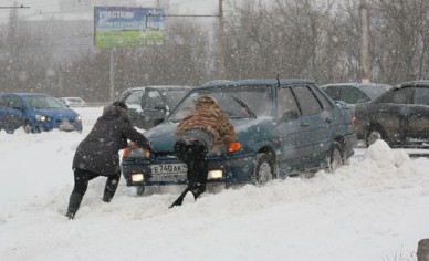 Дорожные службы будут всю ночь очищать Курск от снега