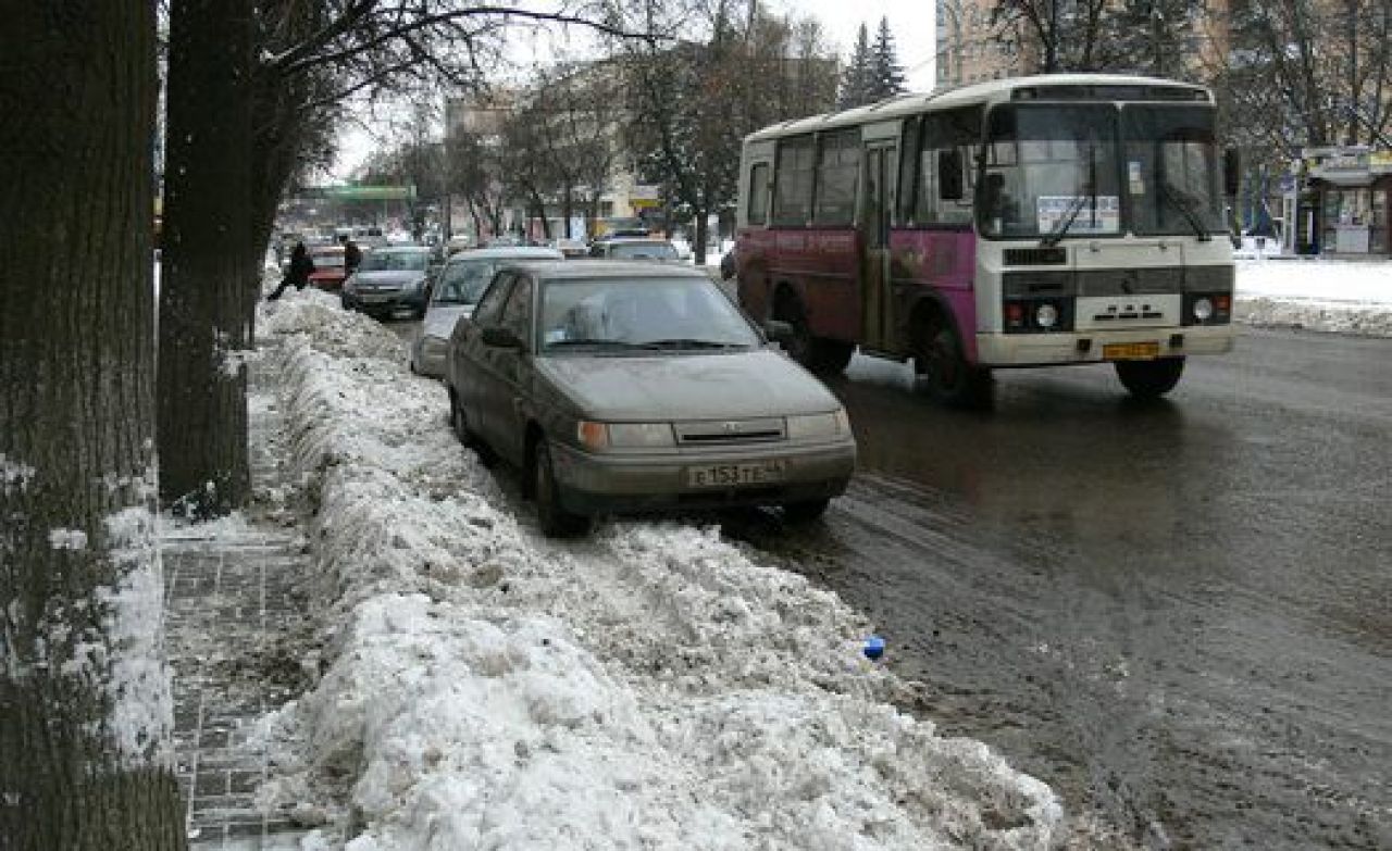 Более 400 чиновников вышли на улицы Курска убирать снег