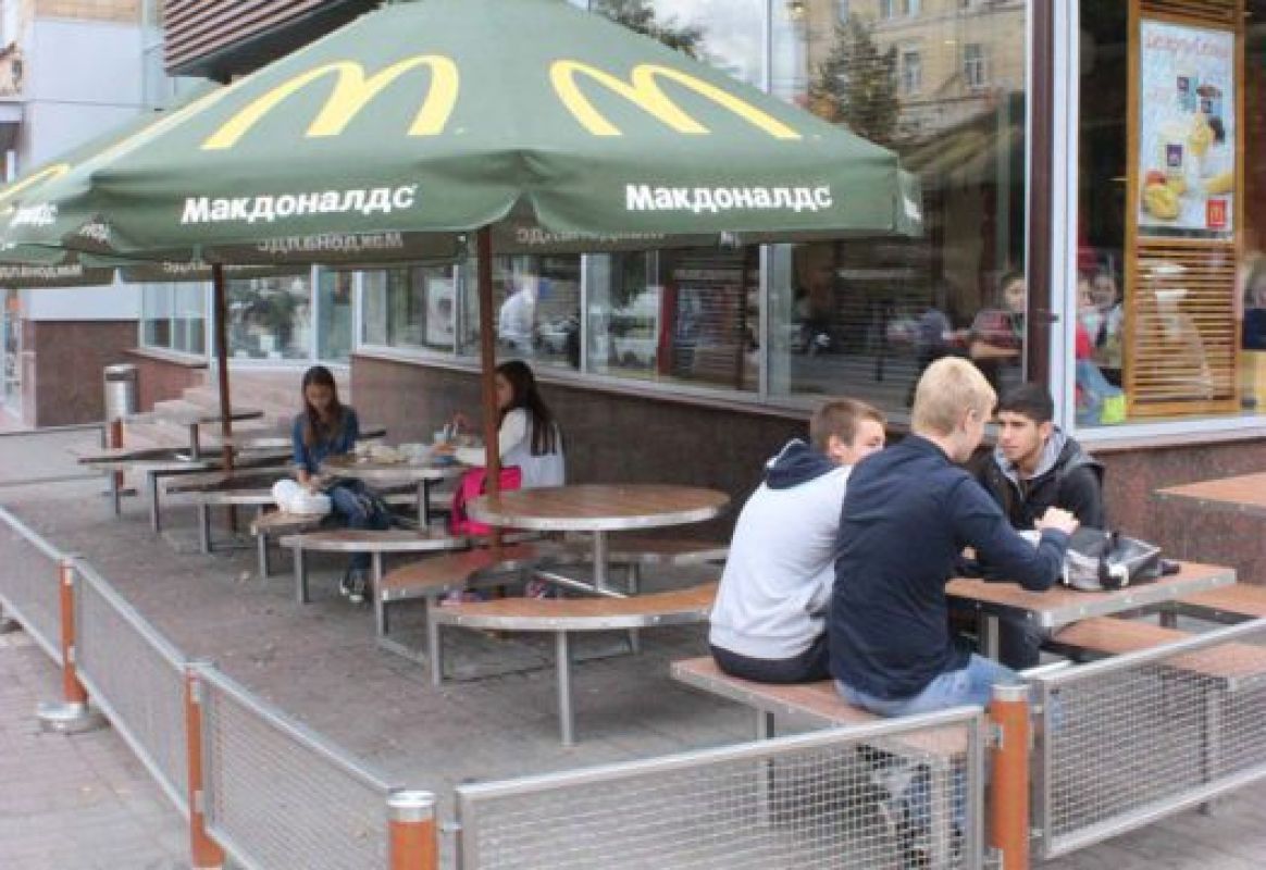 Курский «Макдоналдс» проиграл апелляцию по штрафу за кишечную палочку на подносах и ножах