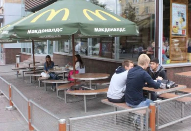 Курский «Макдоналдс» проиграл апелляцию по штрафу за кишечную палочку на подносах и ножах