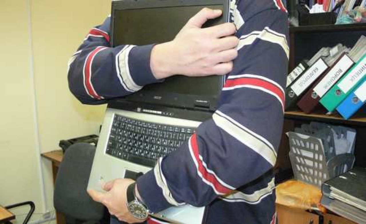 Курянин украл из магазина ноутбук, спрятав его под куртку