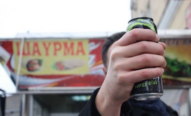 Куряне продолжают жаловаться на продажу алкоэнергетиков в магазинах