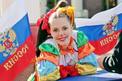 Курян поздравят сёстры Толмачёвы и Ольга Кормухина