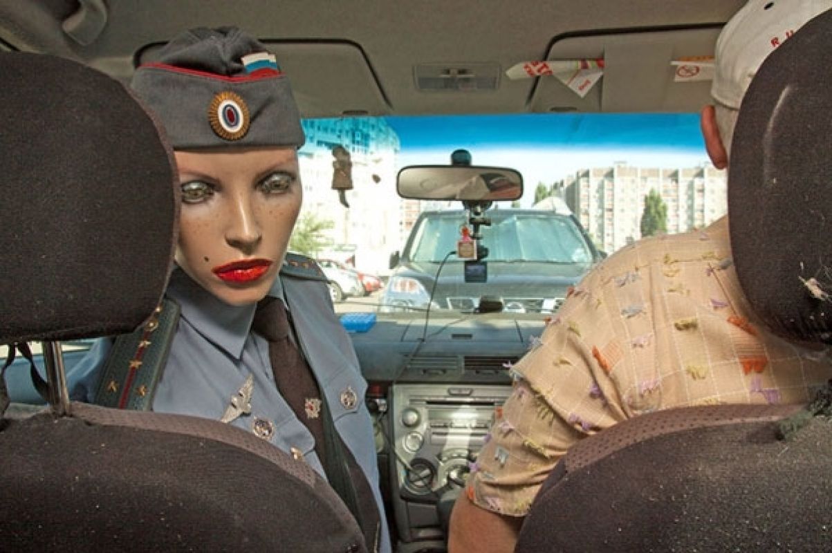 Супруга Вадима Петровича сначала была недовольна такой «пассажиркой», потом привыкла.
А когда мужчина куда-то едет с семьёй, манекену приходится оставаться в гараже