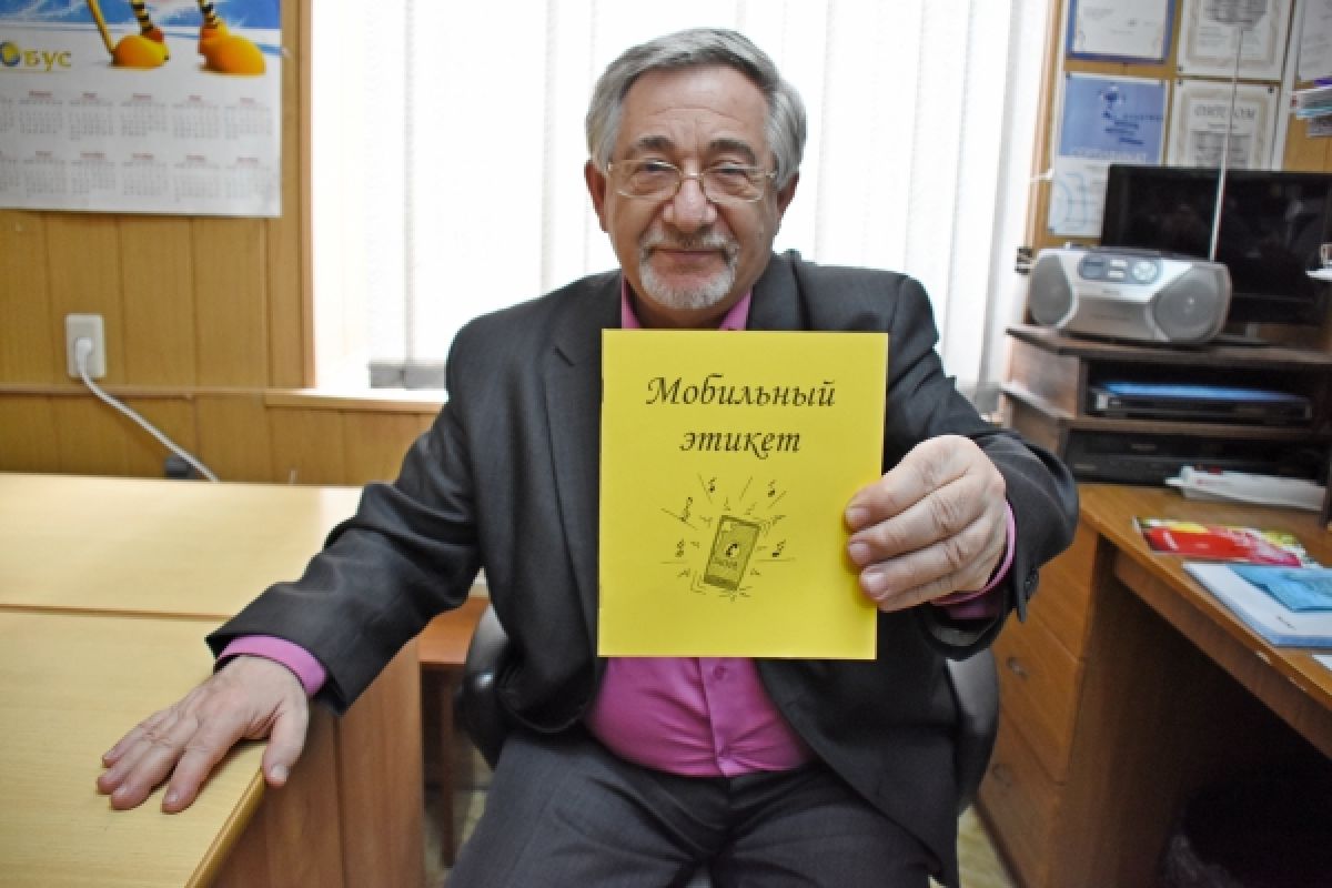 Иосиф Стернин учит людей правильно писать и говорить не только по-русски, но и по мобильному